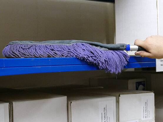 Lagerregale reinigen mit dem Handwischer von Lavans